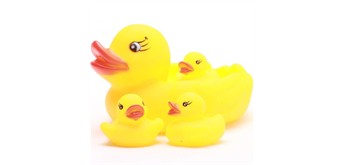 Badeente Mutter mit 3 Kindern